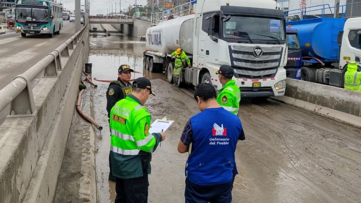 El MTPE dispuso hasta dos horas de tolerancia en el ingreso laboral este martes 18 de agosto para trabajadores afectados por las lluvias en Lima Sur. Foto: Defensoría del Pueblo.