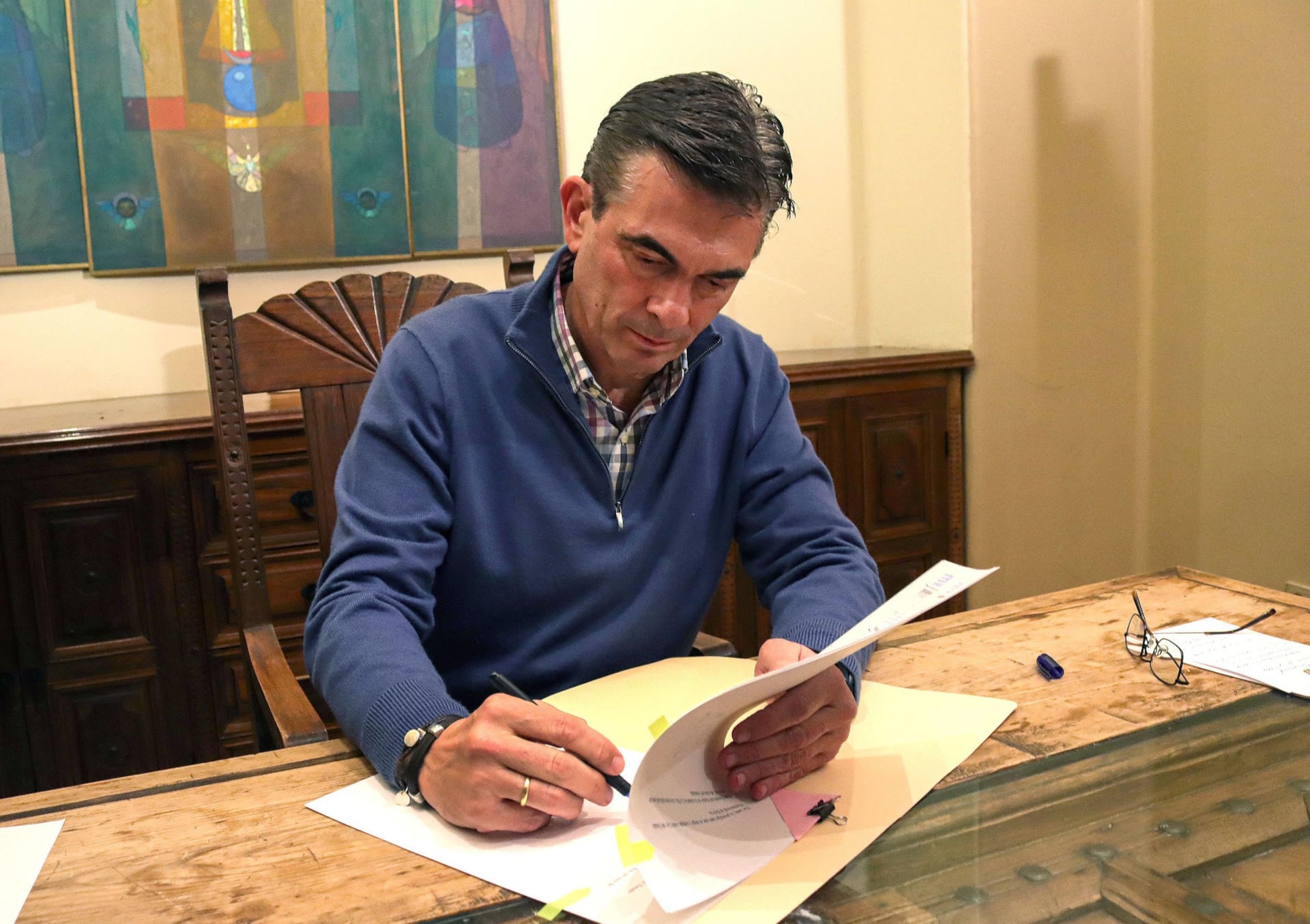 El presidente de Bolivia, Rodrigo Paz, firmando un documento este miércoles, deroga la ley de tierras 1720. (EFE/ Presidencia de Bolivia).