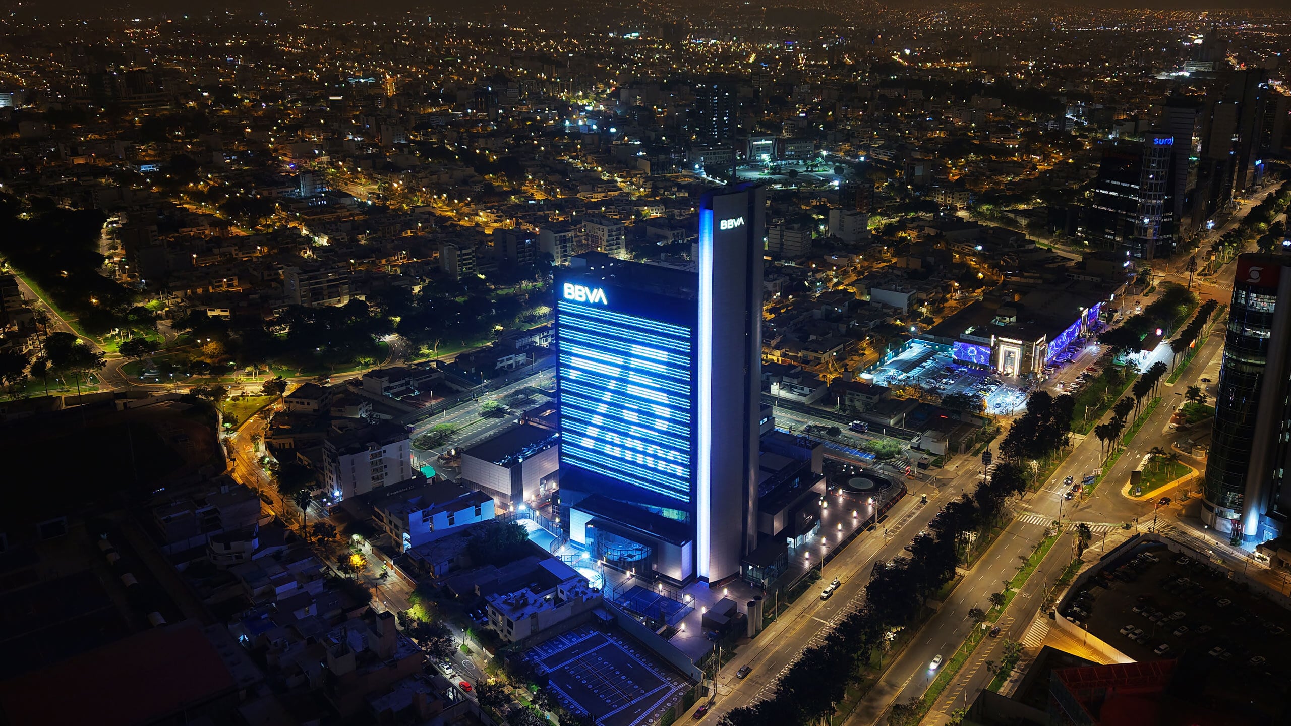 BBVA celebra 75 años en el Perú con la nueva iluminación de su emblemática sede central