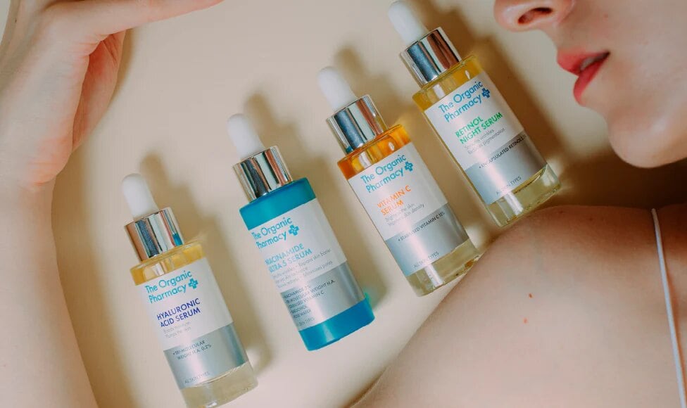 La firma desarrolla skincare orgánico certificado, validado clínicamente bajo supervisión dermatológica, y tiene presencia en más de 28 países, con tiendas insignia en Londres, Nueva York y Los Ángeles.