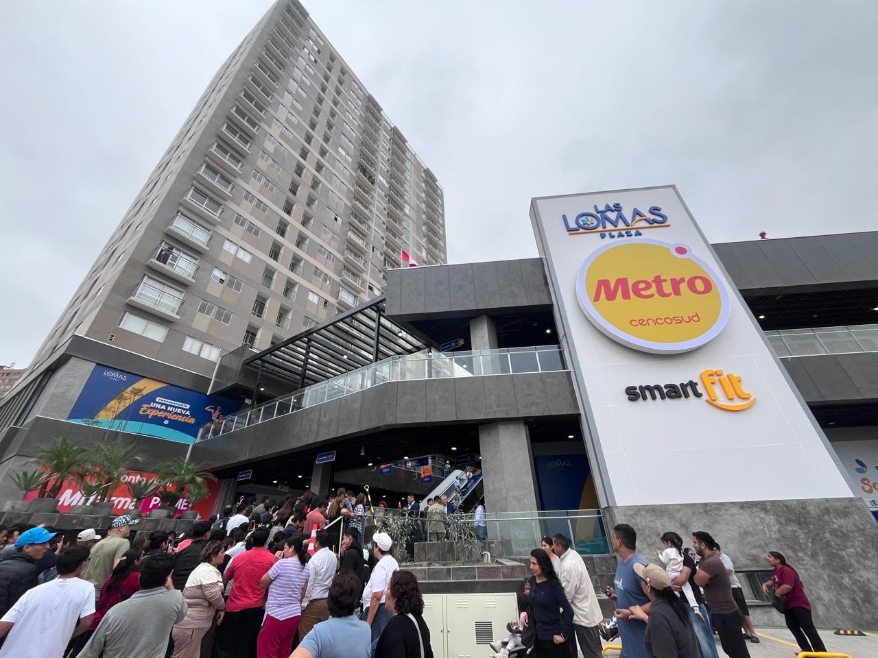 Strip center Las Lomas Plaza cuenta con 27 tiendas en un área arrendable de 6,000 m2.