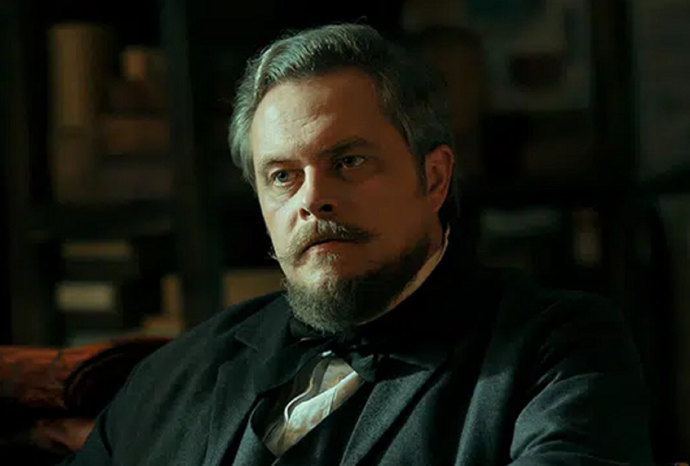 Tomasz Schuchardt interpreta a Stanisław Wokulski en la serie polaca "La muñeca", que es una adaptación fiel pero modernizada de la obra cumbre de Bolesław Prus (Foto: Netflix)