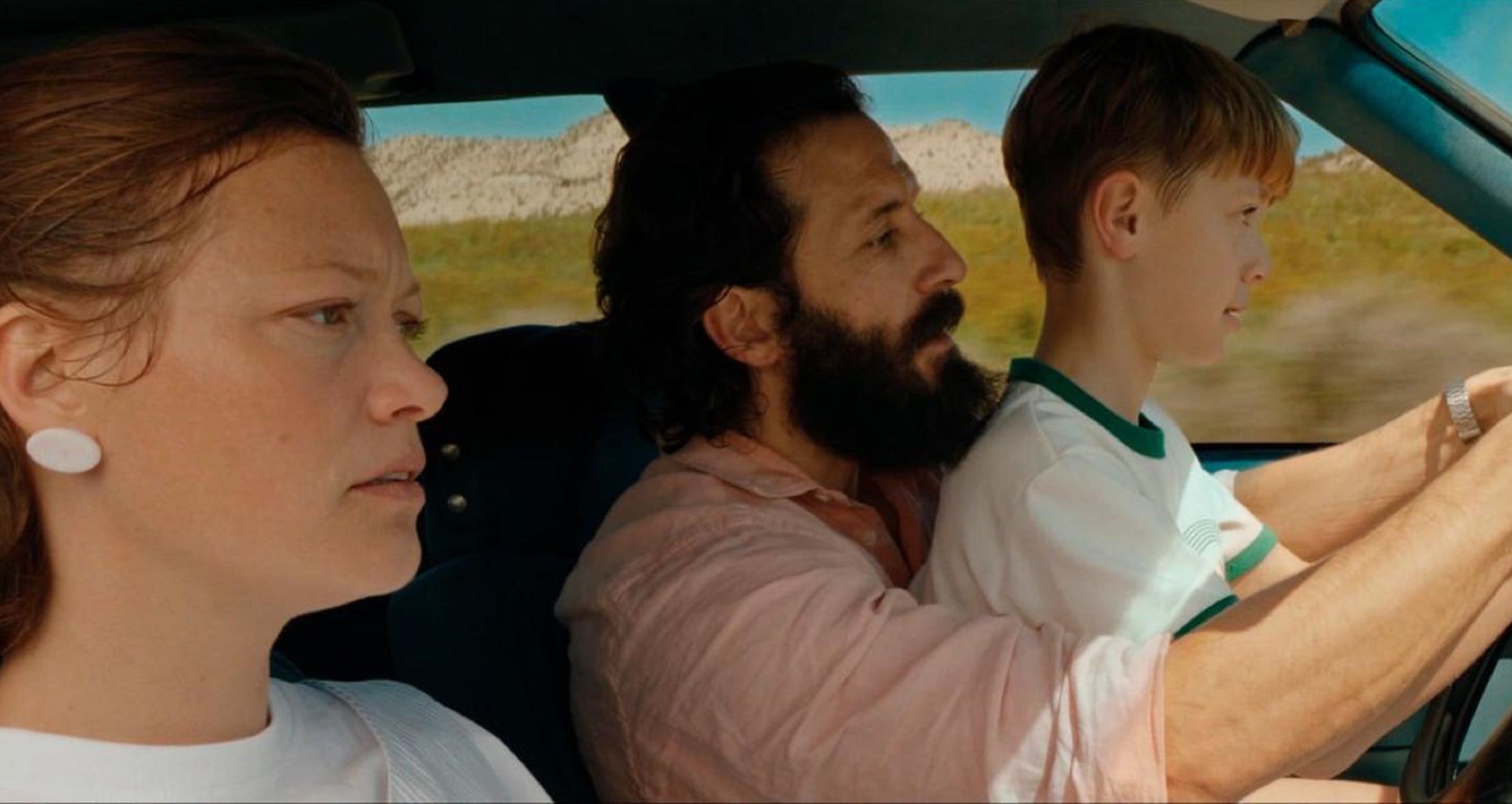 Annick Weerts como Marie, Iván Marcos como Tomás y Alban Petit como Philippe en el thriller psicológico español "Caminando con el diablo" (Foto: Amazon Prime Video)
