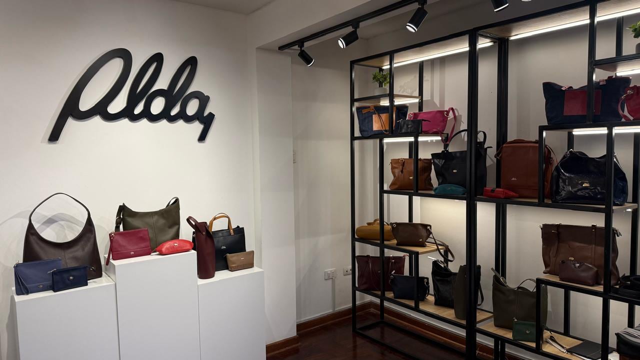 A lado de la boutique, la marca opera un taller con los mismos artesanos que fabrican sus productos. Allí no solo reparan piezas dañadas, sino que también ofrecen el servicio de personalización para quienes quieran un artículo a su medida.