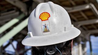 The Economist: Gigantes petroleras tratan de recuperar a inversores