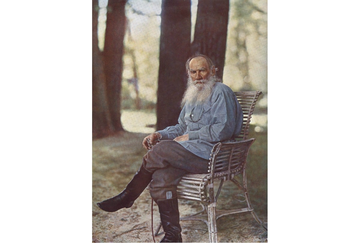 León Tolstói en Yasnaya Polyana, 1908: considerada la primera fotografía de retrato en color tomada en Rusia, realizada por Serguéi Prokudin-Gorski. | Crédito: Leo Tolstoy State Museum