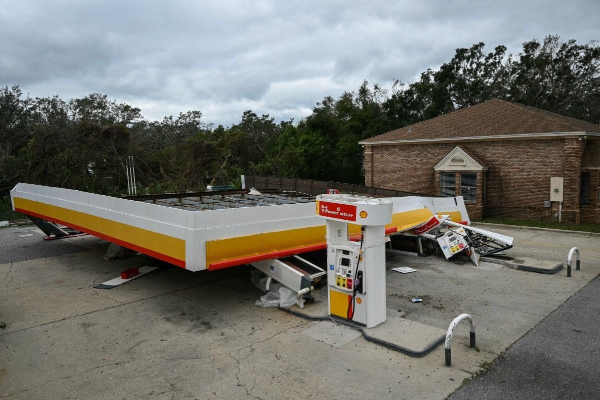 Se observan daños causados por la tormenta en una gasolinera de Gulf Breeze, Florida, el 10 de octubre de 2026 (Foto: Ronaldo Schemidt / AFP)