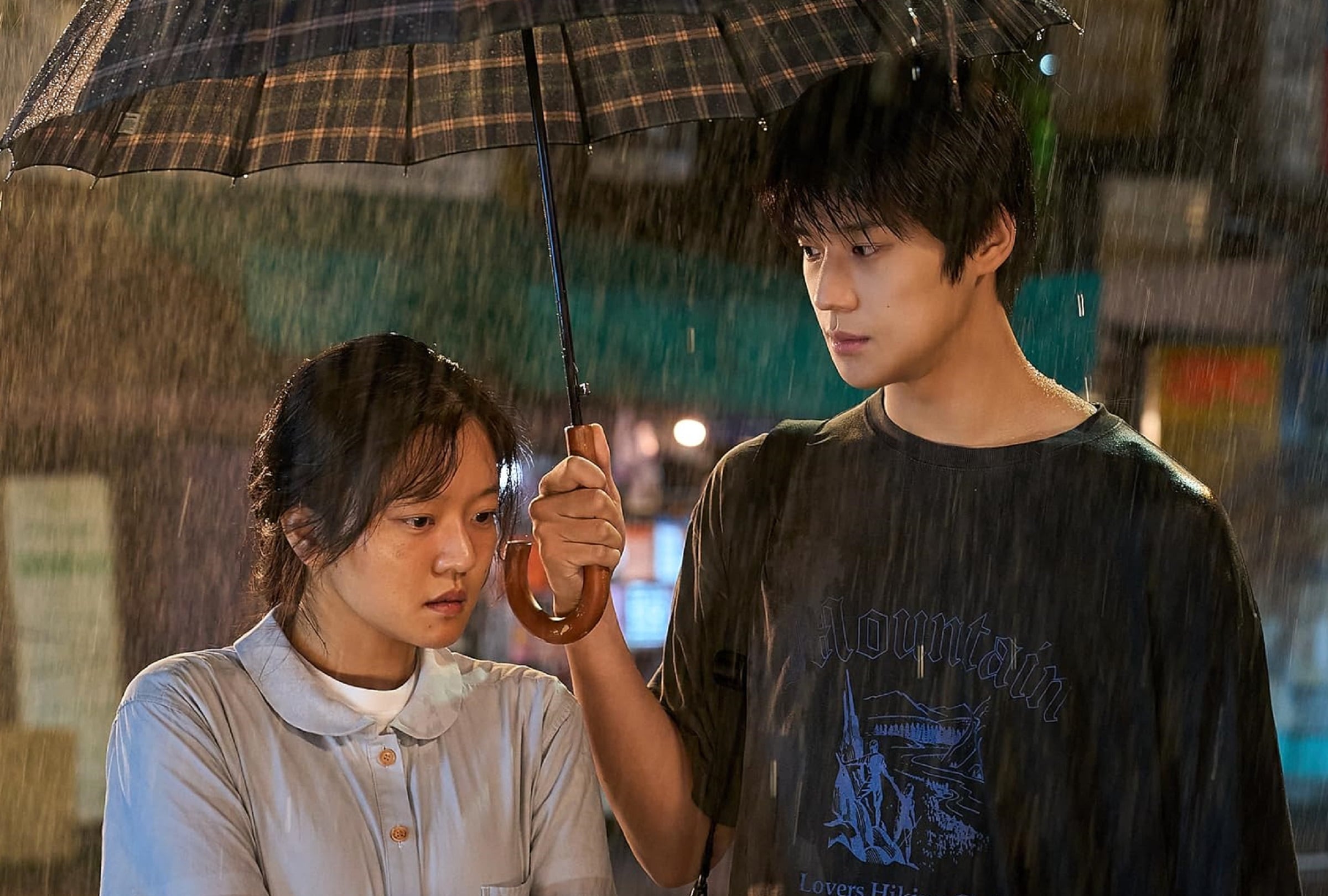 Go Ah-sung interpreta a Mi-jeong y Moon Sang-min interpreta a Gyeong-rok en el drama romántico coreano "Pavana" (Foto: Netflix)