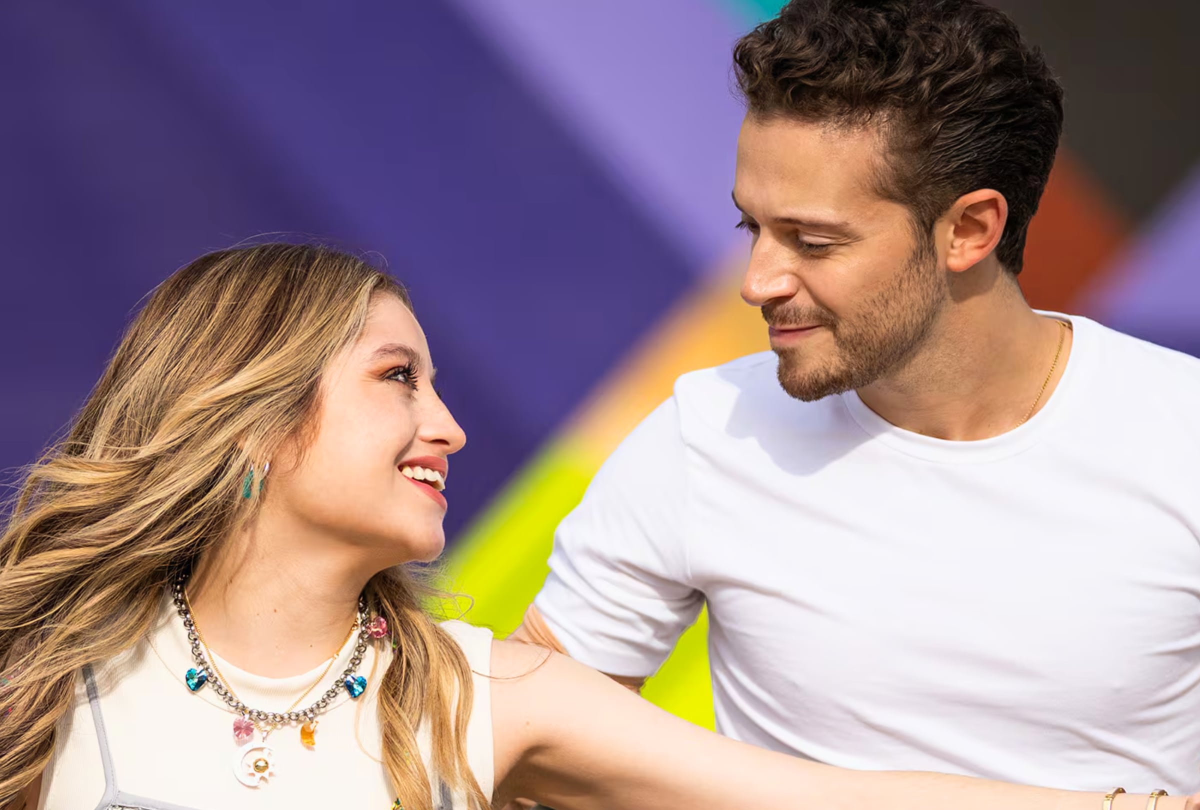 Karol Sevilla como Luna Valente y Ruggero Pasquarelli como Matteo Balsano en una escena de la serie "Soy Luna: Volver a rodar" (Foto: Metrovisión Producciones / Disney+)