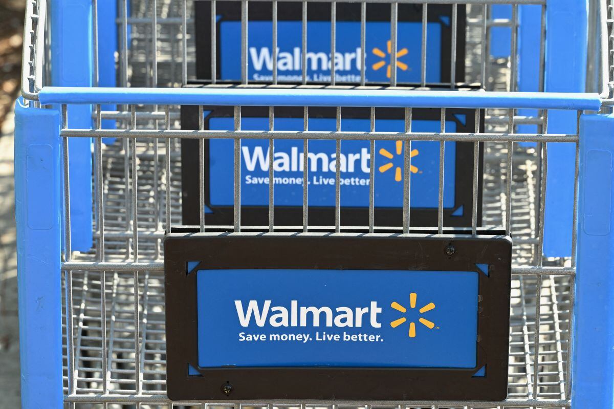 Carros de compras con el logotipo de Walmart afuera de una tienda Walmart en Burbank, California, el 15 de agosto de 2022 (Foto: Robyn Beck / AFP)