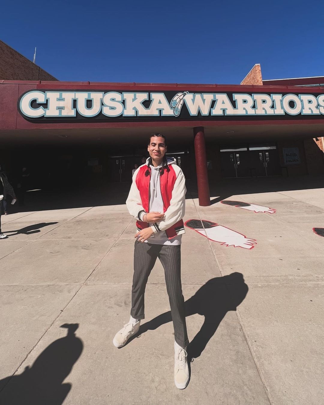 Kusem Goodwind como Nataanii Jackson en el detrás de cámaras de la película “Rez Ball” de Netflix (Foto: @kusemgoodwind / Instagram)