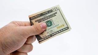 La historia de un carpintero que encontró US$20, compró un billete de lotería y ganó US$1 millón, pero perdió más de la mitad al cobrarlo