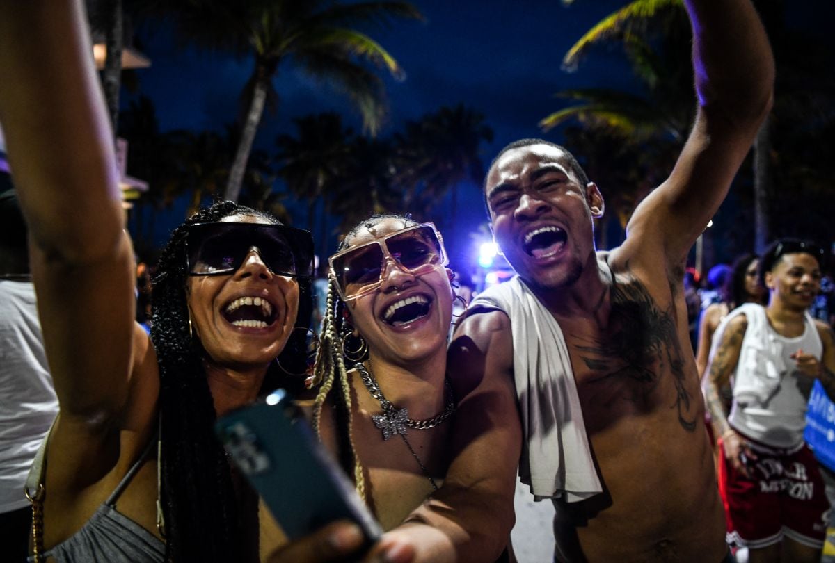 Los jóvenes bailan en Ocean Drive en Miami Beach, Florida, el 15 de marzo de 2022. Música, baile, alcohol y diminutos trajes de baño: las vacaciones de primavera en Estados Unidos, conocidas popularmente como "spring break", atraen cada año a miles de jóvenes al sur de Florida (Foto: Chandan Khanna / AFP)