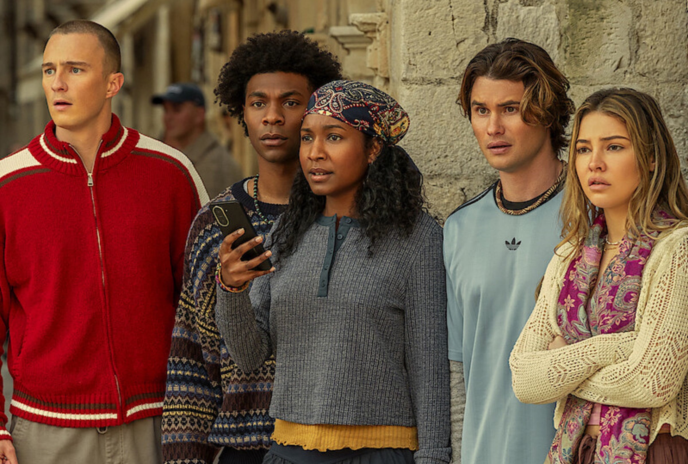 Drew Starkey como Rafe Cameron, Jonathan Daviss como Pope Heyward, Carlacia Grant como Cleo, Chase Stokes como John B. Routledge y Madelyn Cline como Sarah Cameron en la quinta y última temporada de "Outer Banks" (Foto: Netflix)