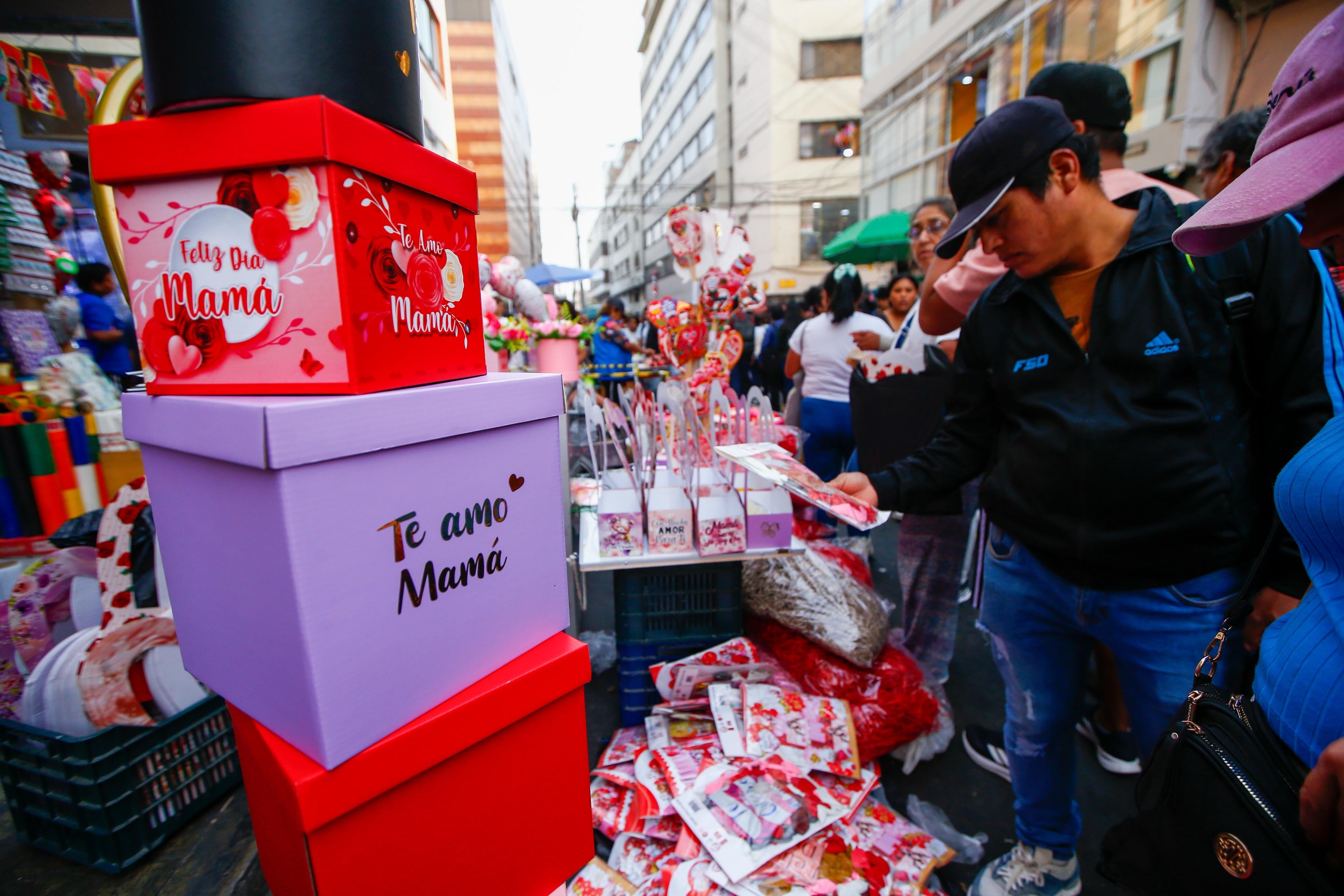 Los empresarios siguen apostando por regalos tradicionales como tazas o adornos. Sin embargo, otras líneas comienzan a ganar terreno.