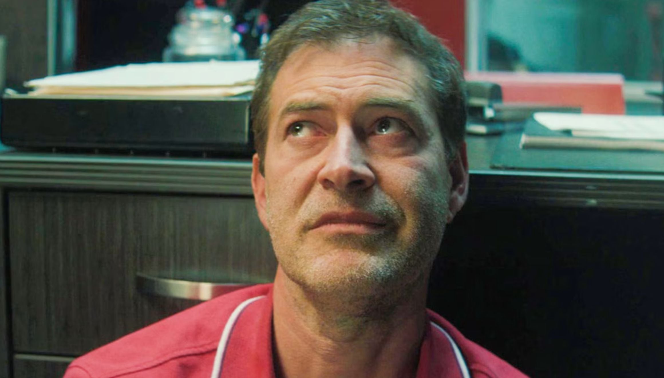 A lo largo de los 8 episodios de "Good American Family", Mark Duplass le da vida a Michael Barnett (Foto: 20th Television)