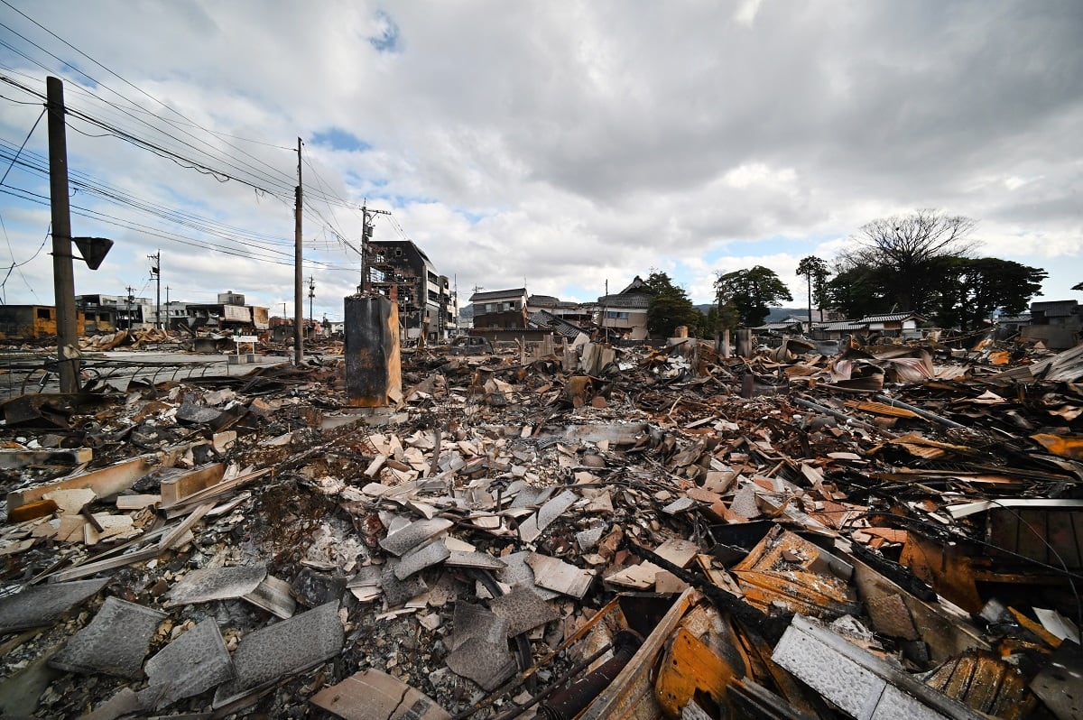 Ruinas de un distrito comercial que se incendió debido al terremoto se ven en la ciudad de Wajima, prefectura de Ishikawa, el 4 de enero de 2024. (Foto: AFP)