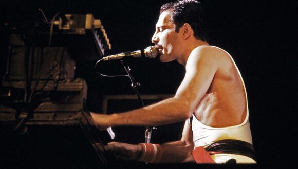 Una foto de archivo tomada el 18 de septiembre de 1984 muestra a la estrella de rock Freddie Mercury, cantante principal del grupo de rock "Queen", durante un concierto en el Palais Omnisports de Paris Bercy (POPB). (Foto de JEAN-CLAUDE COUTAUSSE / AFP)