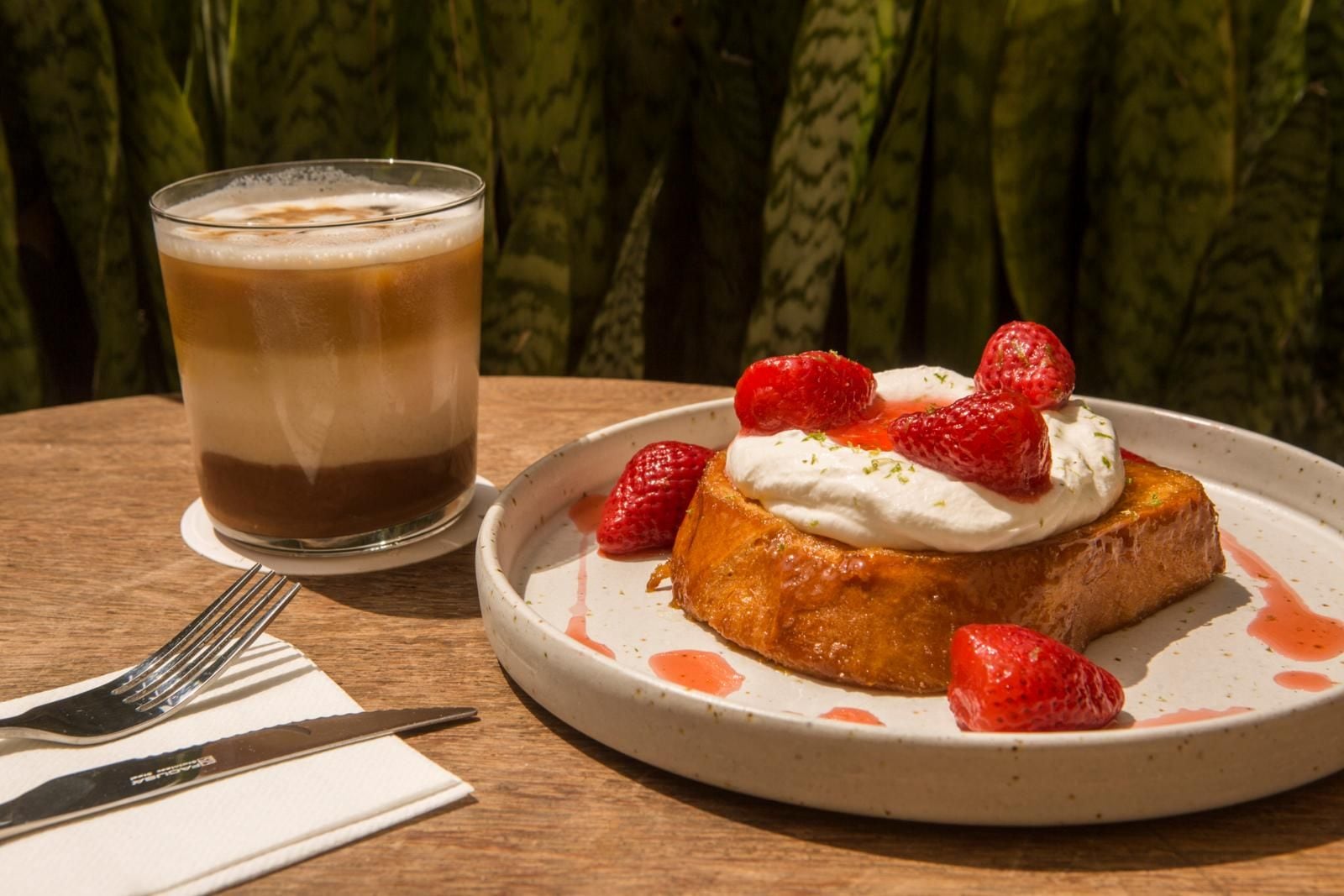 Tostada francesa en pan brioche, namelaka de pimienta rosa, conversa de fresas y crema montada, todo hecho en casa. (Foto: Heroína Estudio)