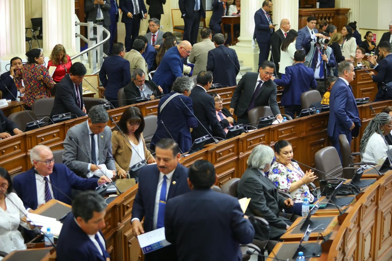 El diputado Fernando García, también expresó su sorpresa y malestar por el voto de dos senadores de su propia agrupación que respaldaron otorgar las facultades. Se trata de Juver Flores y Jorge Gavidia. Foto: GEC