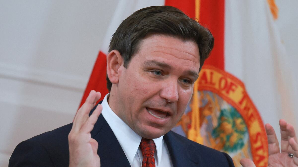 Ley firmada por DeSantis endurece la compra y venta de autos “salvage” en Florida: lo que debes saber sobre la HB 961