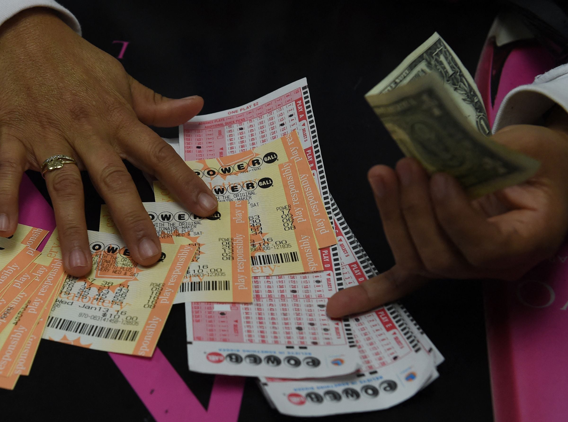 Por lo general, los participantes del Powerball pueden reclamar un premio de hasta $600 en cualquier lotería autorizada de la jurisdicción donde compraron el boleto. (Foto: MARK RALSTON / AFP)