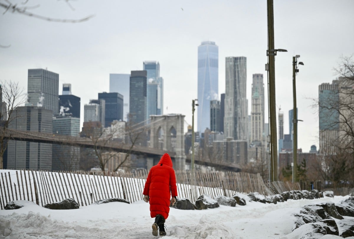 Esta tormenta invernal en EE.UU. mantiene en alerta a millones de personas por el frío ártico y las nevadas previstas en varios estados. | Crédito: ANGELA WEISS / AFP
