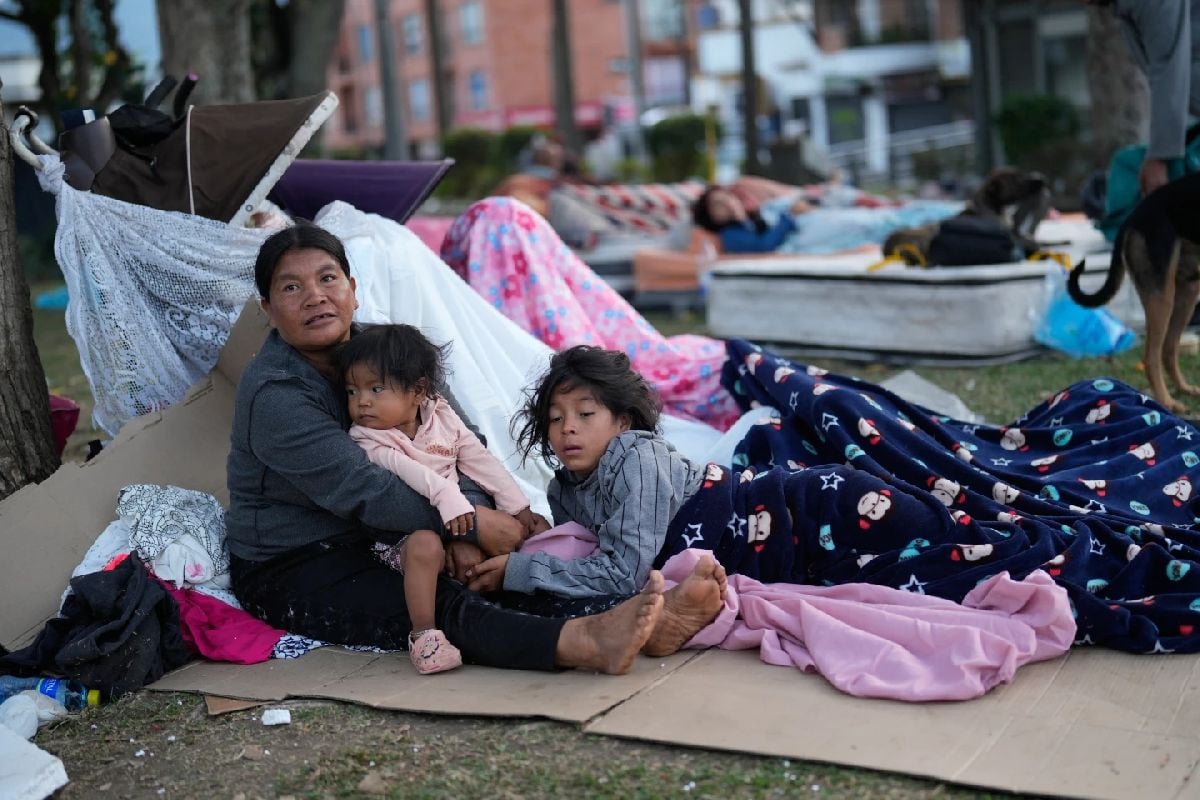 Varias personas acampan en un parque dos días después de que un terremoto dañara sus hogares en Pereira, Colombia, el miércoles 12 de agosto de 2026. (Foto: Fernando Vergara/AP)