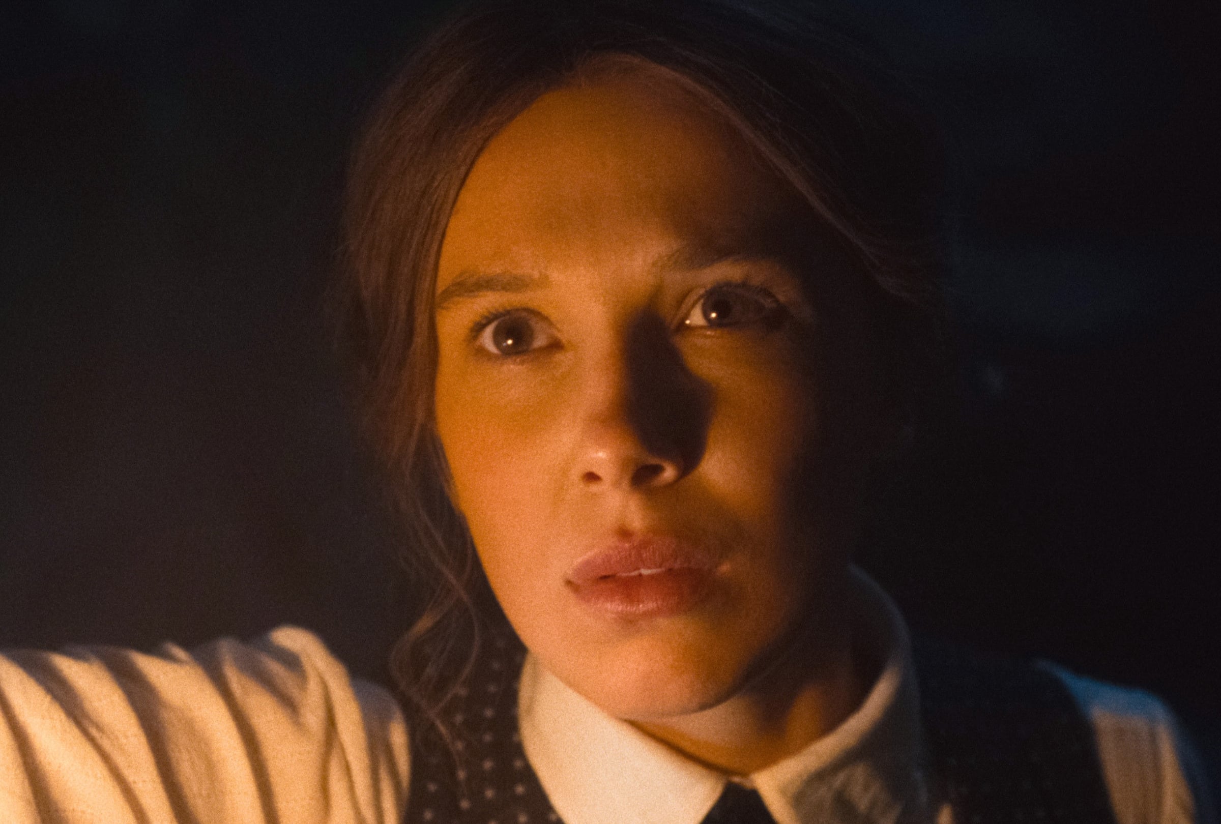 La actriz Millie Bobby Brown interpreta a su célebre personaje a lo largo de la película "Enola Holmes 3" (Foto: Netflix)