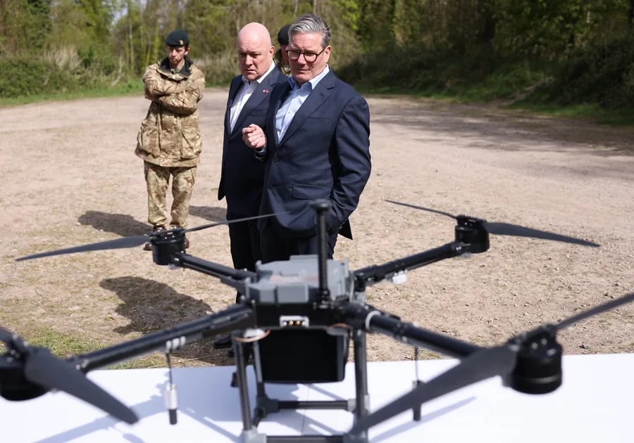 El primer ministro británico, Keir Starmer (d), y el primer ministro de Nueva Zelanda, Christopher Luxon (i), observando tecnología de drones durante una visita a una base militar en el oeste de Inglaterra (Reino Unido). (Foto: EFE)