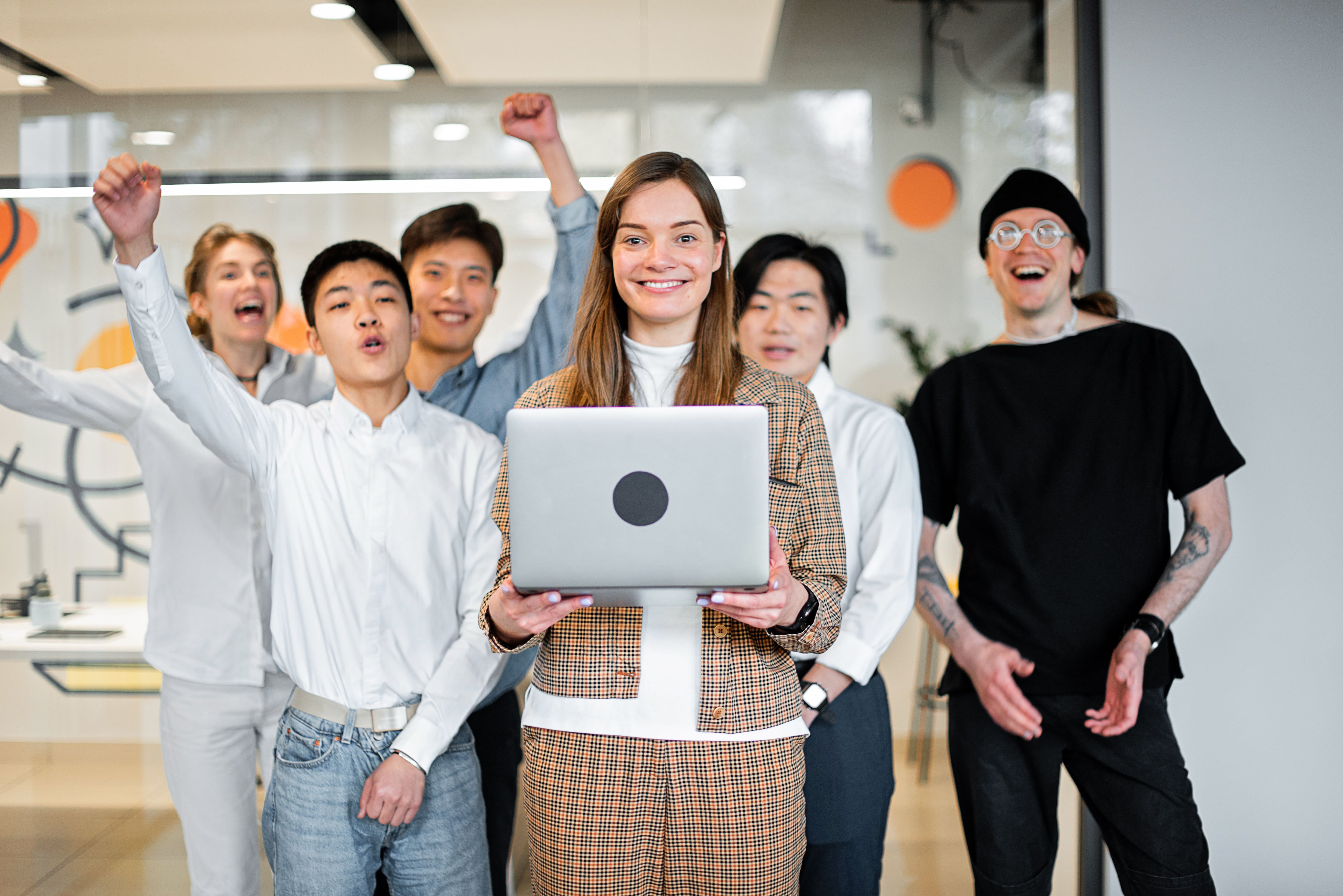 El trabajo híbrido y los espacios de oficina cobran relevancia en la experiencia laboral de los profesionales.