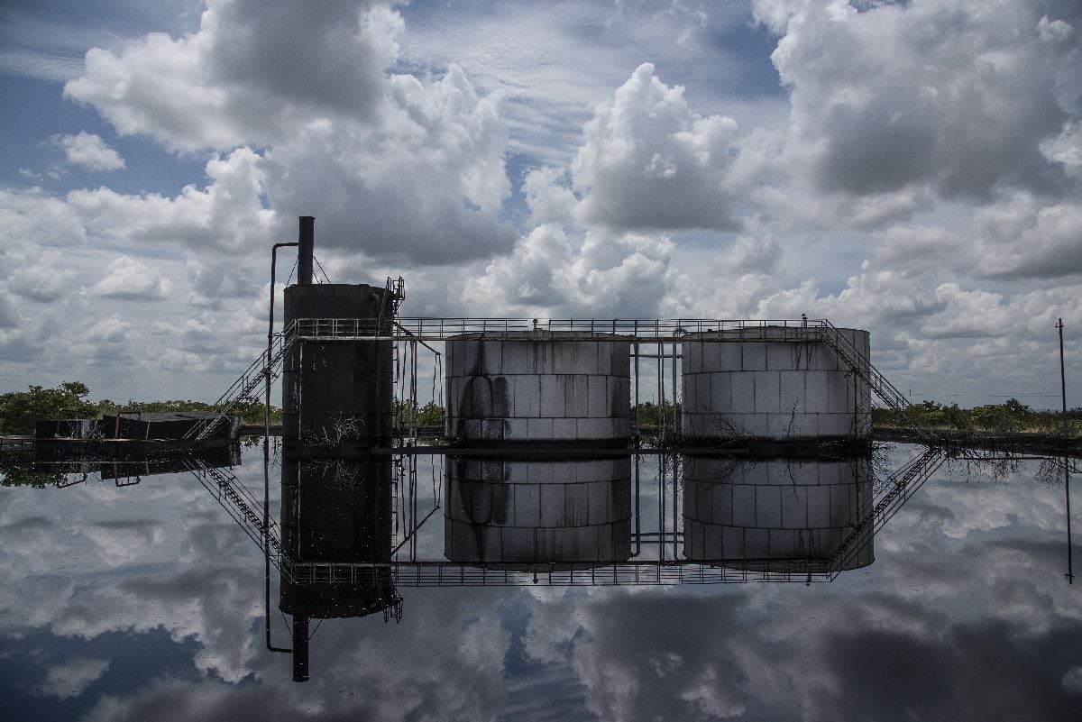Unos depósitos de petróleo se alzan sobre un derrame en unas instalaciones de Petróleos de Venezuela S.A. (PDVSA) situadas en la Faja del Orinoco, en El Tigre (Venezuela).