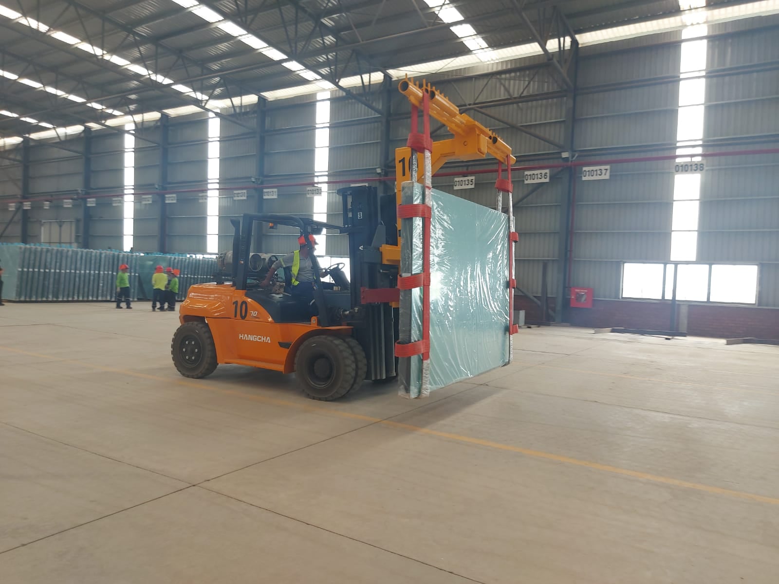 Primera planta de vidrio flotado de Keda Perú en Cañete ya inició su puesta en marcha. La instalación representa una inversión cercana a los US$150 millones. Foto: GEC