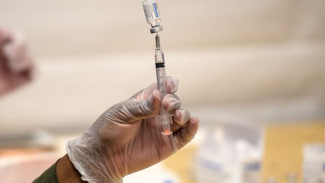 Vacuna contra el COVID-19 ayuda a proteger a las personas no vacunadas