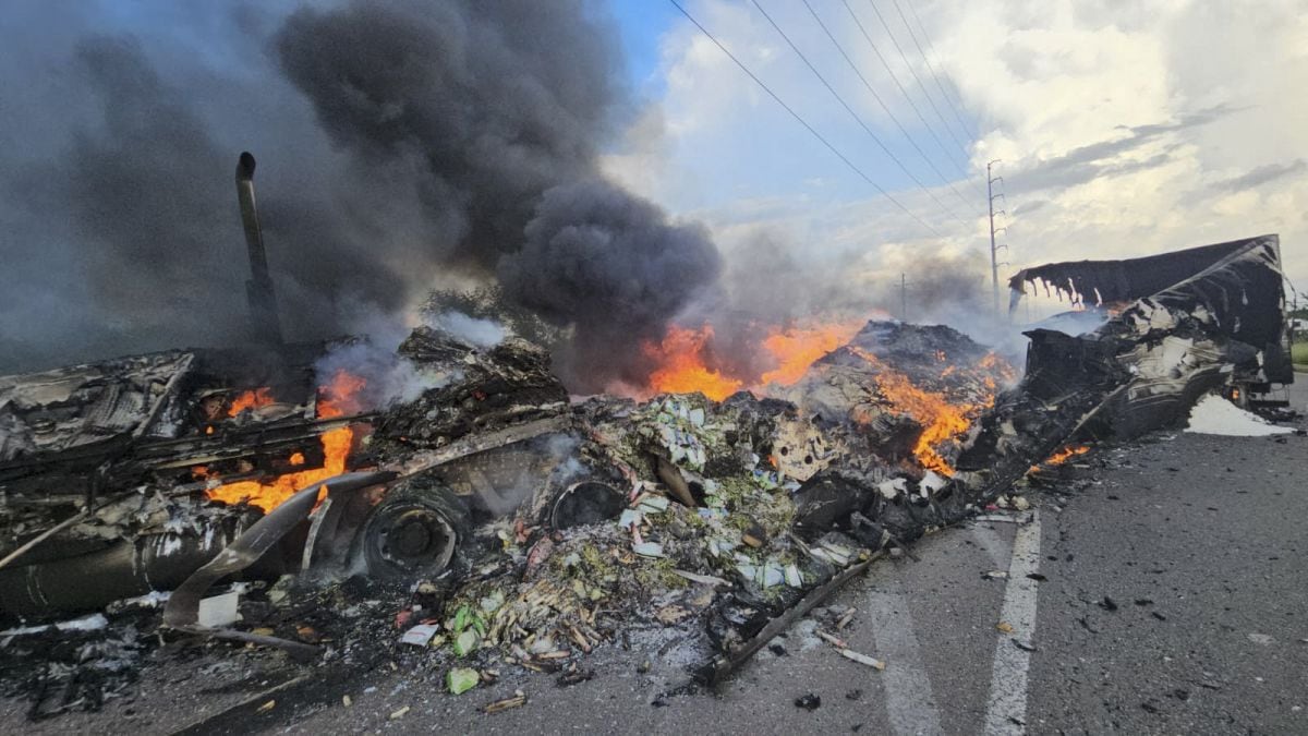 Esta fotografía publicada por el Secretario de Seguridad de Sinaloa muestra camiones quemados bloqueando una carretera durante intensos tiroteos en las afueras de Culiacán, estado de Sinaloa, México, el 29 de agosto de 2024 (Foto referencial: Secretaría de Seguridad de Sinaloa / AFP)