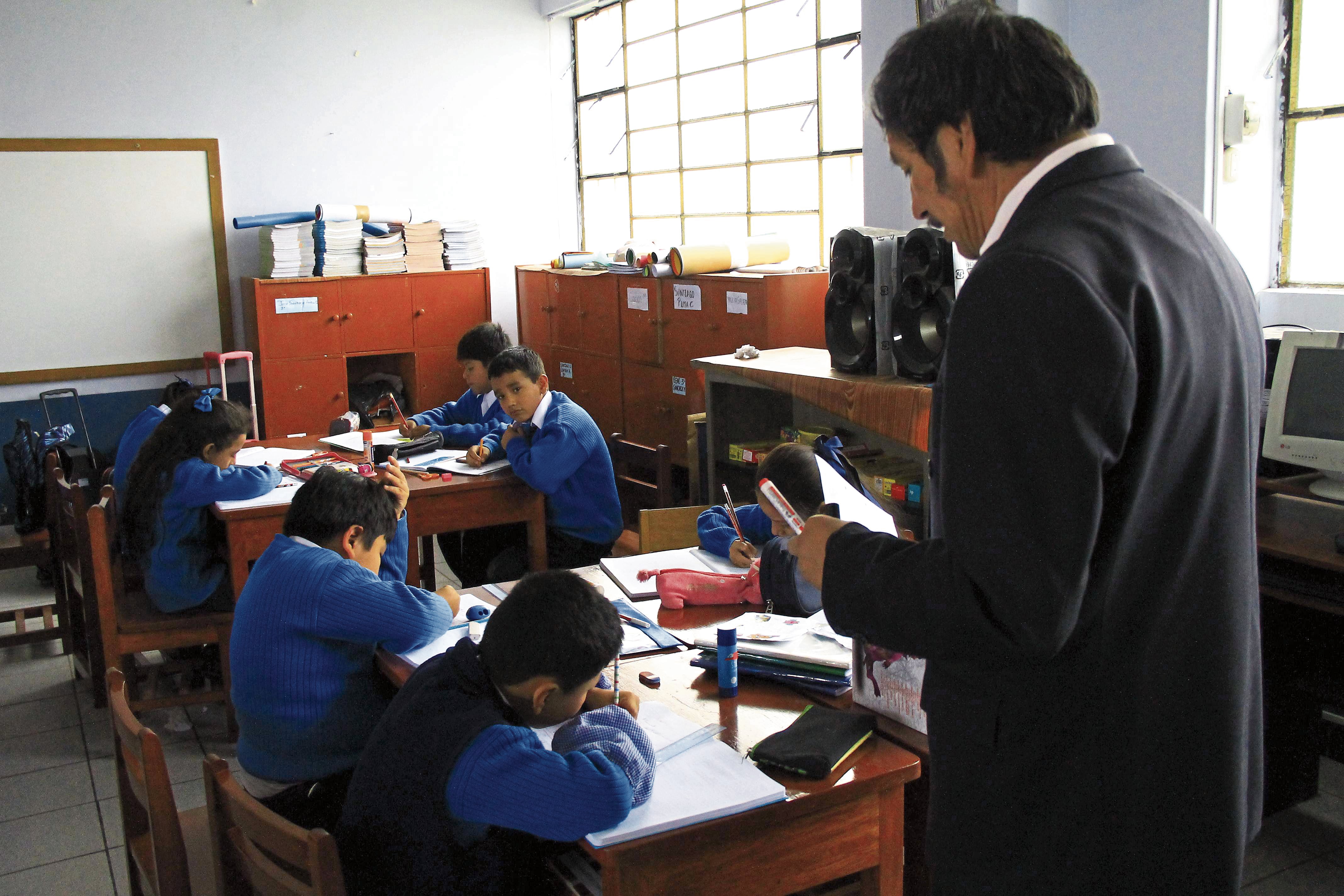 MAESTRO PROFESOR DICTANDO CLASES PRIMARIA INICIAL /FOTO: EDUARDO BARREDA