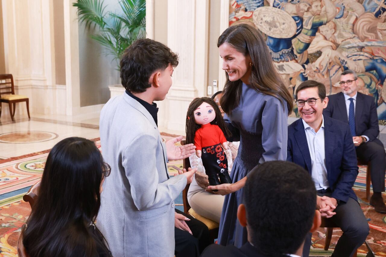 Reina de España, Letizia, recibió a delegación de jóvenes becados por la Fundación Microfinanzas BBVA. Foto: FMBBVA