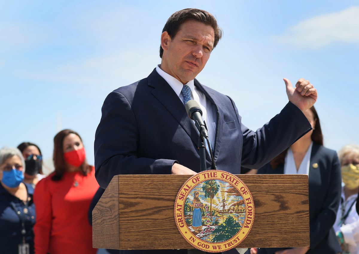 El gobernador de Florida, Ron de Santis, aprobó más de 30 leyes, que entraron en vigencia el 1 de octubre (Foto: AFP)