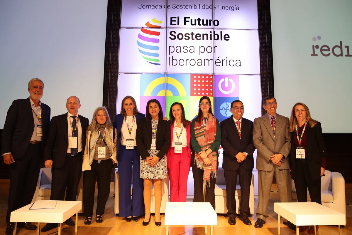 AME2358. LIMA (PERÚ), 16/07/2024.- Foto grupal del equipo de Redeia, al centro Beatriz Corredor, Presidenta de Redeia durante el foro 'La Jornada de sostenibilidad y energía. El futuro sostenible pasa por Iberoamérica, este martes en Lima (Perú). La transición energética es una oportunidad única para impulsar el crecimiento y cerrar brechas en Iberoamérica, coincidieron varios expertos este martes en Lima, durante su participación en un foro en el que se abordaron los retos y soluciones para conseguir un futuro sostenible en la región. EFE/ Paolo Aguilar