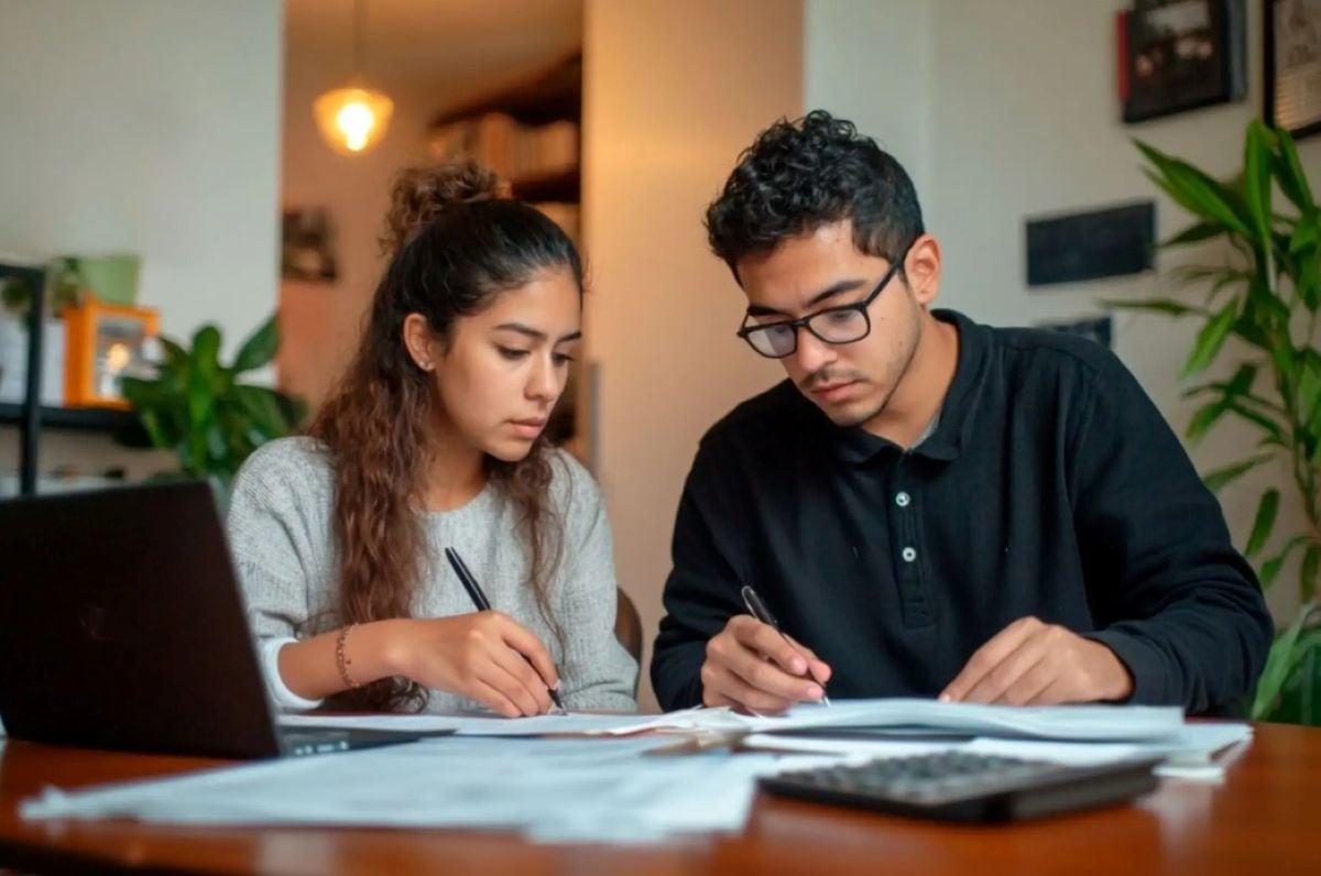 Especialistas recomiendan evaluar capacidad de pago, plazos y necesidades futuras antes de contratar este tipo de productos. Foto: Andina/ referencial.