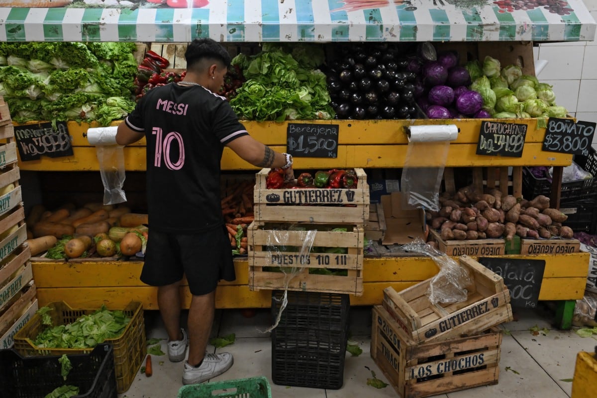 Un hombre trabaja en un supermercado en Buenos Aires, el 10 de febrero de 2026. (Foto por Luis ROBAYO / AFP)