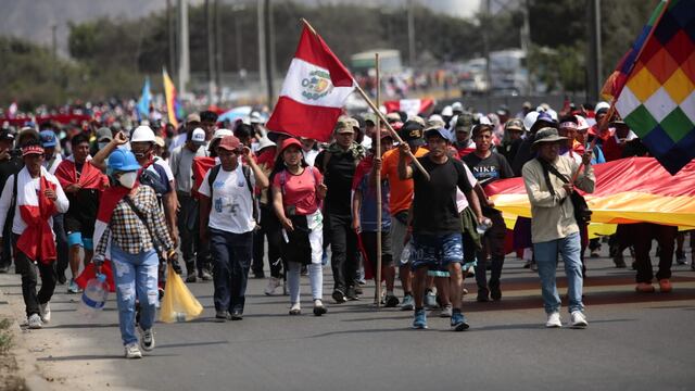 Manifestantes de distritos de Lima marchan al Centro para protestar