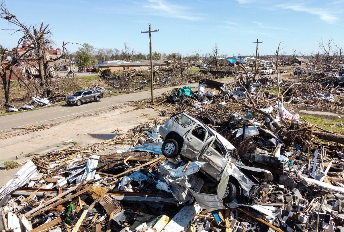 Expertos advierten que la temporada de tornados 2026 traerá tormentas severas con vientos dañinos e inundaciones repentinas. | Crédito: CHANDAN KHANNA / AFP
