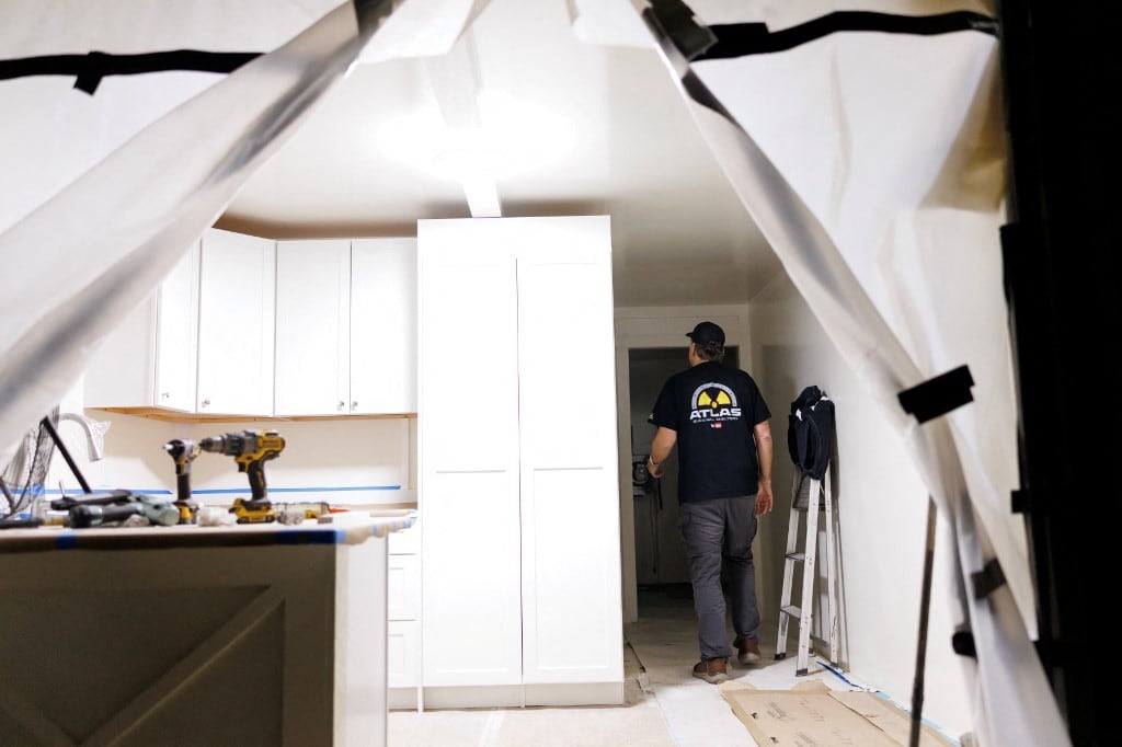Ron Hubbard recorre un refugio de supervivencia en la fábrica de Atlas Survival Shelters en Sulphur Springs, Texas, el 7 de marzo de 2026. (Foto de Mark Felix / AFP)
