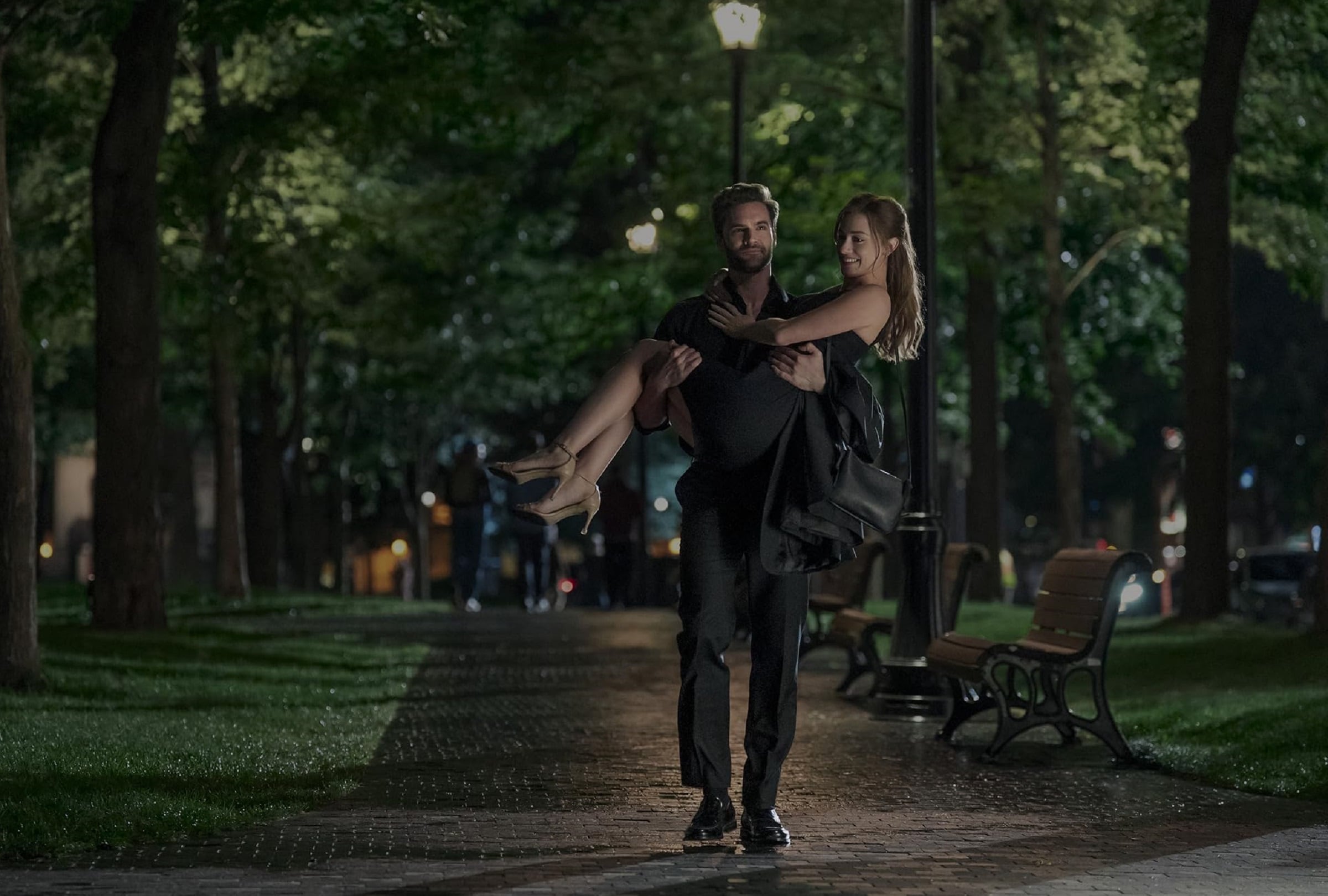 Olive Smith (Lili Reinhart) en brazos del Dr. Adam Carlsen (Tom Bateman) en una escena de la comedia romántica "The Love Hypothesis" (Foto: Amazon Prime Video)