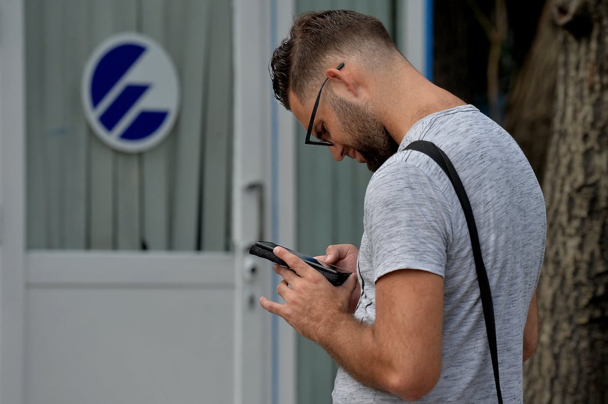 Dentro de cinco o diez años no utilizaremos aplicaciones en nuestros teléfonos “como lo hacemos hoy”, predijo Marc Einstein, de Counterpoint Research. (Foto de YAMIL LAGE / AFP)