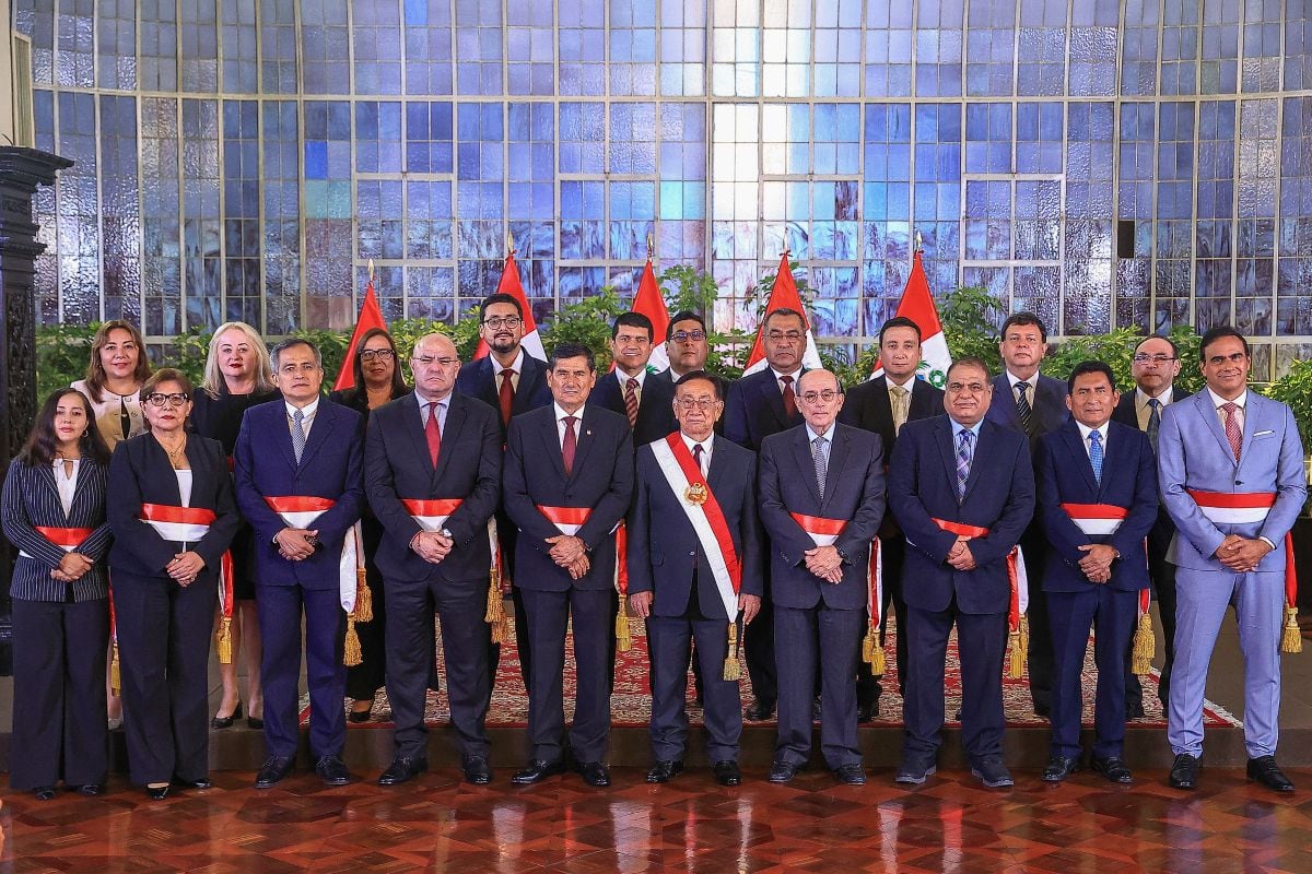 El presidente José María Balcázar tomó juramento a su nuevo premier, Luis Arroyo, y a su nuevo gabinete ministerial. Foto: Presidencia.