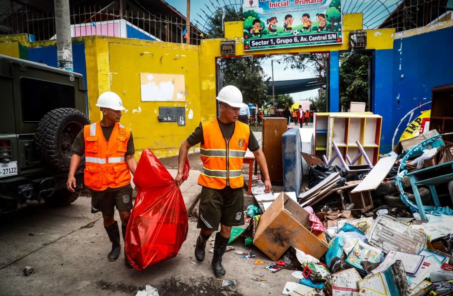 Con apoyo del Ejército del Perú, el Ministerio de Educación realiza trabajos de limpieza, acondicionamiento y rehabilitación en 10 instituciones educativas afectadas por las lluvias y posteriores inundaciones en Villa El Salvador, San Juan de Miraflores, Villa María del Triunfo y Pachacámac. (Foto: Andina)