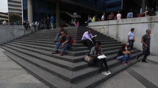 Sin luz, el poco comercio de Venezuela también se apaga