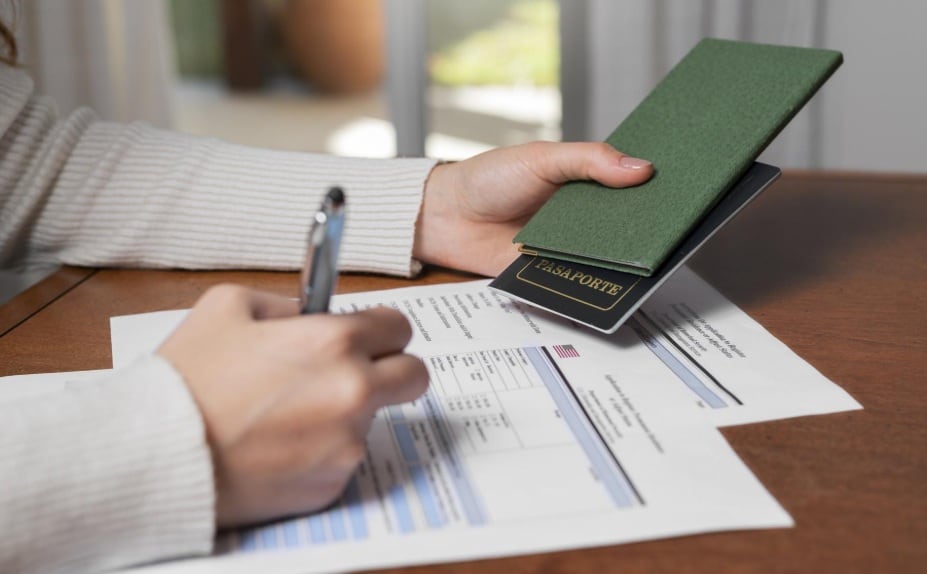 La persona debe viajar con una visa de trabajo, la cual debe ser gestionada en conjunto con la empresa contratante, subrayaron especialistas.